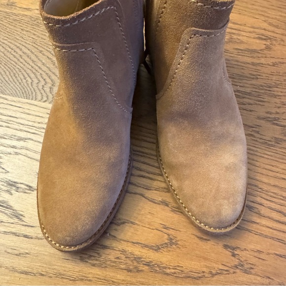 UGG Women's Leahy ankle boot in chestnut suede. Western block Heel Bootie - Picture 3 of 13